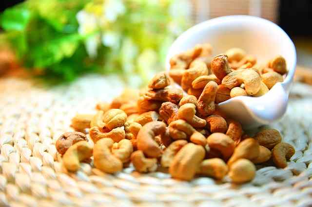 काजू खाण्याचे फायदे आणि नुकसान | Cashew Nut Benefits in Marathi